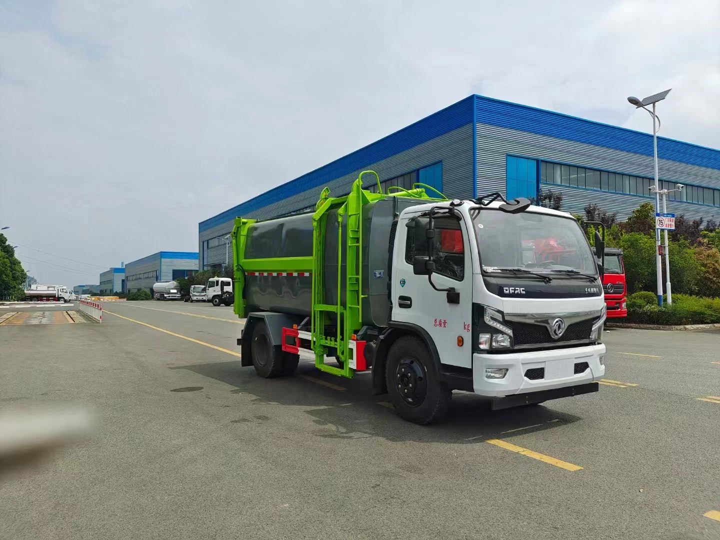 東風(fēng)福瑞卡11方側(cè)裝掛桶垃圾車